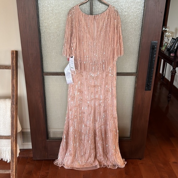 Mac Duggal
Sequin Twist Waist V-Neck Flutter Short Sleeve Sheath Gown Sz 12 NWT - Picture 10 of 13